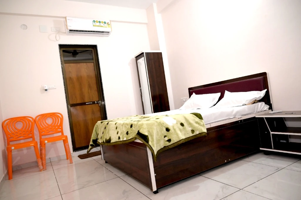 Deluxe Room with Split AC, Double Bed and Wardrobe
